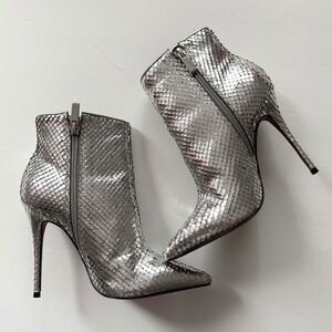 L’intervalle silver ankle heeled booties
